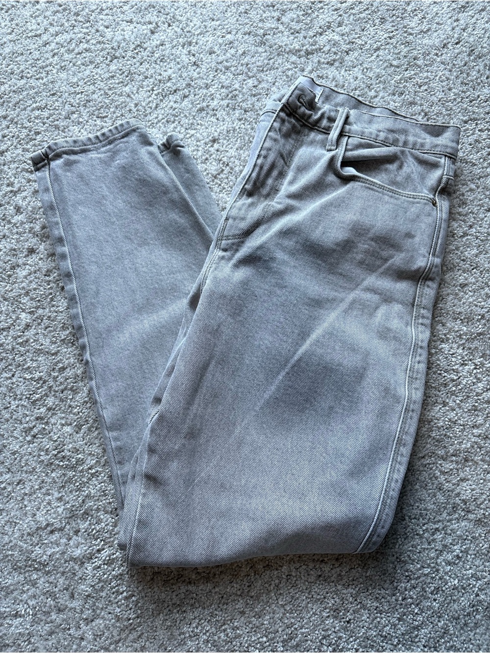 Frame Le Sylvie Slender Denim Straight Jeans in Light Gray